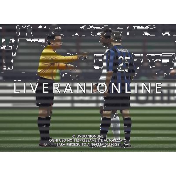 INTER - CHELSEA CHAMPIONS LEAGUE OTTAVI DI ANDATA 24/02/2010 NELLA FOTO ARBITRO GONZALEZ REDARGUISCE DIDIER DROGBA E WALTER SAMUEL ©LUZZANI/AGENZIA ALDO LIVERANI SAS