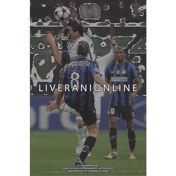 INTER - CHELSEA CHAMPIONS LEAGUE OTTAVI DI ANDATA 24/02/2010 NELLA FOTO THIAGO MOTTA E MICHAEL BALLACK ©LUZZANI/AGENZIA ALDO LIVERANI SAS