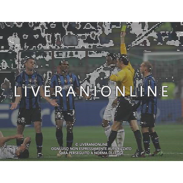 INTER - CHELSEA CHAMPIONS LEAGUE OTTAVI DI ANDATA 24/02/2010 NELLA FOTO ARBITRO GONZALEZ ESTRAE IL CARTELLINO GIALLO PER L\'AMMONIZIONE DI THIAGO MOTTA ©LUZZANI/AGENZIA ALDO LIVERANI SAS