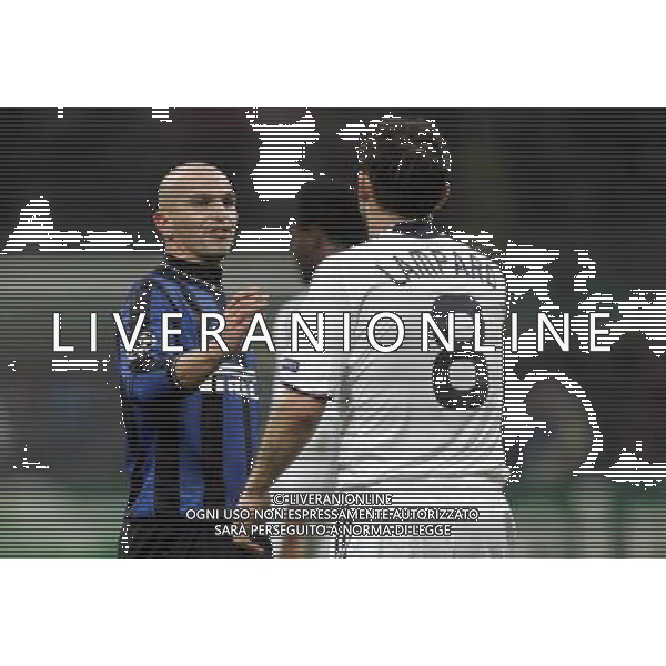 INTER - CHELSEA CHAMPIONS LEAGUE OTTAVI DI ANDATA 24/02/2010 NELLA FOTO ESTEBAN CAMBIASSO E FRANK LAMPARD A FINE GARA ©LUZZANI/AGENZIA ALDO LIVERANI SAS