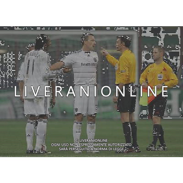 Milano 24-02-2010 Champions League 2009/2010 inter-chelsea 2:1 nella foto john terry si lamenta con l\'arbitro manuel mejuto gonzalez ph marco luzzani/ag aldo liverani s.a.s.