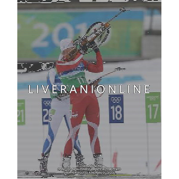 Magdalena Gwizdon of Poland (R) at the shooting range during the womens 4X6 km relay Biathlon competition at the Vancouver 2010 Olympic Games in Whistler, Canada, 23 February 2010. /Agenzia Aldo Liverani Sas - ITALY ONLY - CANADA: 21mi GIOCHI OLIMPICI INVERNALI OLIMPIADI DI VANCOUVER 2010