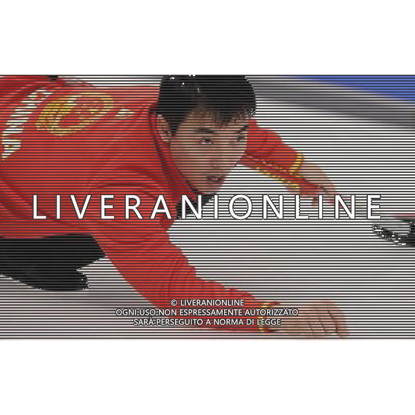 (100222) -- VANCOUVER, Feb. 22, 2010 () -- China\'s Li Hongchen looks the shot during the men\'s curling round robin match against the United States at the 2010 Winter Olympic Games in Vancouver, Canada, Feb. 22, 2010. China won 11-5. (/Chen Kai) (hy) /Agenzia Aldo Liverani Sas - ITALY ONLY - CANADA: 21mi GIOCHI OLIMPICI INVERNALI OLIMPIADI DI VANCOUVER 2010