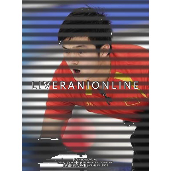 (100222) -- VANCOUVER, Feb. 22, 2010 () -- China\'s Xu Xiaoming looks the shot during the men\'s curling round robin match against the United States at the 2010 Winter Olympic Games in Vancouver, Canada, Feb. 22, 2010. China won 11-5. (/Chen Kai) (hy) /Agenzia Aldo Liverani Sas - ITALY ONLY - CANADA: 21mi GIOCHI OLIMPICI INVERNALI OLIMPIADI DI VANCOUVER 2010
