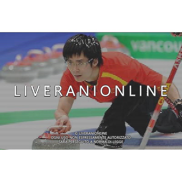 (100222) -- VANCOUVER, Feb. 22, 2010 () -- China\'s Zang Jialiang throws the stone during the men\'s curling round robin match against the United States at the 2010 Winter Olympic Games in Vancouver, Canada, Feb. 22, 2010. China won 11-5. (/Chen Kai) (hy) /Agenzia Aldo Liverani Sas - ITALY ONLY - CANADA: 21mi GIOCHI OLIMPICI INVERNALI OLIMPIADI DI VANCOUVER 2010