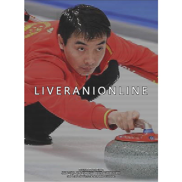 (100222) -- VANCOUVER, Feb. 22, 2010 () -- China\'s Li Hongchen throws the stone during the men\'s curling round robin match against the United States at the 2010 Winter Olympic Games in Vancouver, Canada, Feb. 22, 2010. China won 11-5. (/Chen Kai) (hy) /Agenzia Aldo Liverani Sas - ITALY ONLY - CANADA: 21mi GIOCHI OLIMPICI INVERNALI OLIMPIADI DI VANCOUVER 2010