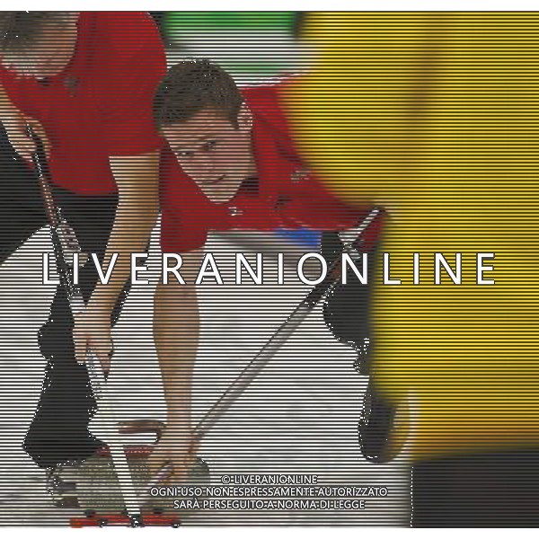 (100222) -- VANCOUVER, Feb. 22, 2010 () -- Two German players brush the ice during the men\'s curling round robin match against China at the 2010 Winter Olympic Games in Vancouver, Canada, Feb. 22, 2010. China lost 6-7. (/Chen Xiaowei) (hy) /Agenzia Aldo Liverani Sas - ITALY ONLY - CANADA: 21mi GIOCHI OLIMPICI INVERNALI OLIMPIADI DI VANCOUVER 2010