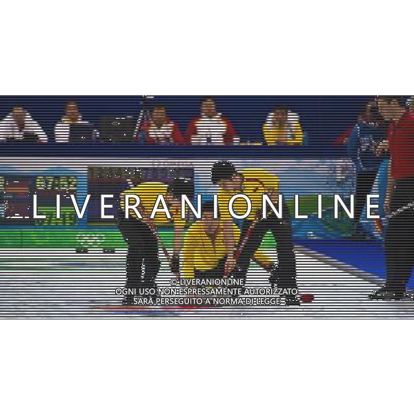 (100222) -- VANCOUVER, Feb. 22, 2010 () -- China\'s Liu Rui (C) throws the stone during the men\'s curling round robin match against Germany at the 2010 Winter Olympic Games in Vancouver, Canada, Feb. 22, 2010. China lost 6-7. (/Chen Xiaowei) (hy) /Agenzia Aldo Liverani Sas - ITALY ONLY - CANADA: 21mi GIOCHI OLIMPICI INVERNALI OLIMPIADI DI VANCOUVER 2010