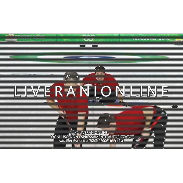(100222) -- VANCOUVER, Feb. 22, 2010 () -- A German player (C) looks the shot during the men\'s curling round robin match against China at the 2010 Winter Olympic Games in Vancouver, Canada, Feb. 22, 2010. China lost 6-7. (/Chen Xiaowei) (hy) /Agenzia Aldo Liverani Sas - ITALY ONLY - CANADA: 21mi GIOCHI OLIMPICI INVERNALI OLIMPIADI DI VANCOUVER 2010