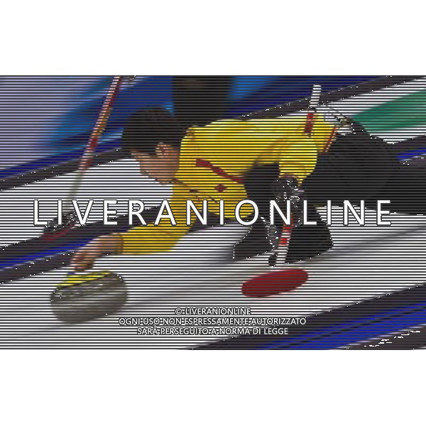 (100222) -- VANCOUVER, Feb. 22, 2010 () -- China\'s Wang Fengchun throws the stone during the men\'s curling round robin match against Germany at the 2010 Winter Olympic Games in Vancouver, Canada, Feb. 22, 2010. China lost 6-7. (/Chen Xiaowei) (hy) /Agenzia Aldo Liverani Sas - ITALY ONLY - CANADA: 21mi GIOCHI OLIMPICI INVERNALI OLIMPIADI DI VANCOUVER 2010