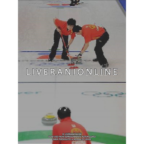 (100223) -- VANCOUVER, Feb. 23, 2010 () -- China\'s Zang Jialiang (L) and Liu Rui brush the ice during the men\'s curling round robin match against Canada at the 2010 Winter Olympic Games in Vancouver, Canada, Feb. 23, 2010. China lost 3-10. (/Chen Kai) (hy) /Agenzia Aldo Liverani Sas - ITALY ONLY - CANADA: 21mi GIOCHI OLIMPICI INVERNALI OLIMPIADI DI VANCOUVER 2010