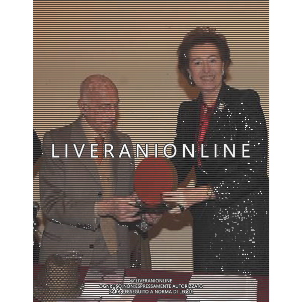 MILANO 25/2/2010 SALA DELLE OTTO COLONNE PALAZZO REALE CONFERENZA STAMPA PRESENTAZIONE DELLA MOSTRA DI GILLO DORFLES: \'L\' AVANGUARDIA TRADITA\' NELLA FOTO LETIZIA MORATTI PREMIA GILLO DORFLES FOTO ROMANO/AG ALDO LIVERANI