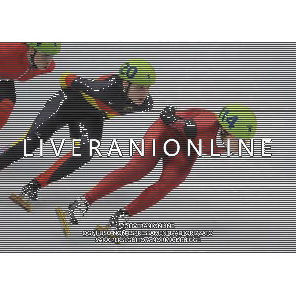 (100224) -- VANCOUVER, Feb. 24, 2010 () -- China\'s Zhou Yang (R) competes during the women\'s 1000m heats of short track speed skating at the 2010 Winter Olympic Games in Vancouver, Canada, Feb. 24, 2010. Zhou Yang was qualified for the next round with a time of 1:30.781. (/Yang Lei) /Agenzia Aldo Liverani Sas - ITALY ONLY - CANADA: 21mi GIOCHI OLIMPICI INVERNALI OLIMPIADI DI VANCOUVER 2010