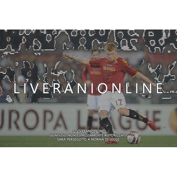 AS Roma vs Panathinaikos 25/02/2010 Uefa Europa League 2009/2010 Ritorno dei sedicesimi di finale nella foto: john arne riise realizza su punizione il gol dell\'1 a 0 ph. Corradetti / ©Agenzia Aldo LIVERANI Sas