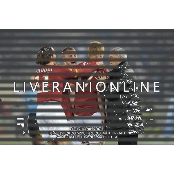 AS Roma vs Panathinaikos 25/02/2010 Uefa Europa League 2009/2010 Ritorno dei sedicesimi di finale nella foto: l\'esultanza dopo il gol di john arne riise del 1-0 con claudio ranieri ph. Corradetti / ©Agenzia Aldo LIVERANI Sas