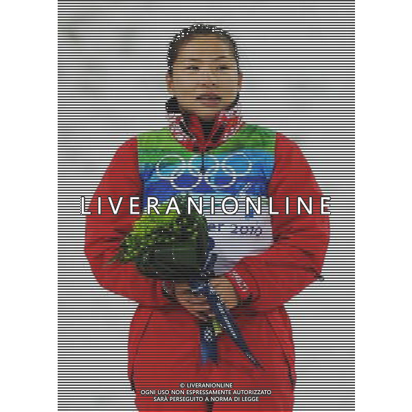 (100224) -- VANCOUVER, Feb. 24, 2010 () -- China\'s Guo Xinxin reacts on the podium furing the flower ceremony for the women\'s aerials final of Freestyle Skiing at the 2010 Winter Olympic Games in Cypress Mountain, Canada, Feb. 24, 2010. Guo Xinxin won a bronze medal of the event with 205.22 points. (/Xu Jiajun) /Agenzia Aldo Liverani Sas - ITALY ONLY - CANADA: 21mi GIOCHI OLIMPICI INVERNALI OLIMPIADI DI VANCOUVER 2010