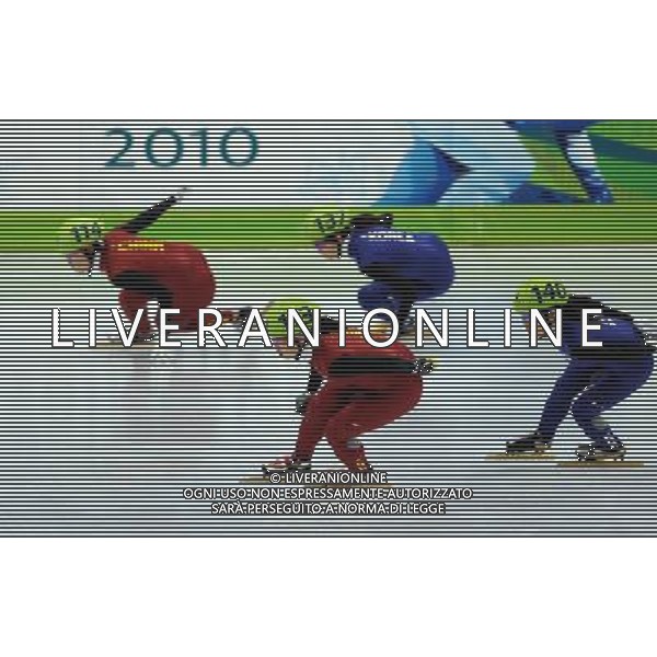 (100224) -- VANCOUVER, Feb. 24, 2010 () -- China\'s Zhang Hui (front in C) waits for her turn during the women\'s 3000m relay final of short track speed skating at the 2010 Winter Olympic Games in Vancouver, Canada, Feb. 24, 2010. China\'s team won the title of the event with a world-record-breaking time 4:06.610. South Korea\'s team was disqualified. (/Shen Hong) /Agenzia Aldo Liverani Sas - ITALY ONLY - CANADA: 21mi GIOCHI OLIMPICI INVERNALI OLIMPIADI DI VANCOUVER 2010