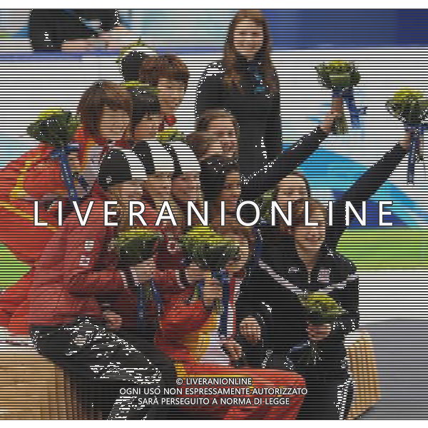 (100224) -- VANCOUVER, Feb. 24, 2010 () -- Medalists share a group photo on the podium after the flower ceremony for the women\'s 3000m relay final of short track speed skating at the 2010 Winter Olympic Games in Vancouver, Canada, Feb. 24, 2010. China\'s team won the title of the event with a world-record-breaking time 4:06.610. South Korea\'s team was disqualified. (/Yang Lei) /Agenzia Aldo Liverani Sas - ITALY ONLY - CANADA: 21mi GIOCHI OLIMPICI INVERNALI OLIMPIADI DI VANCOUVER 2010