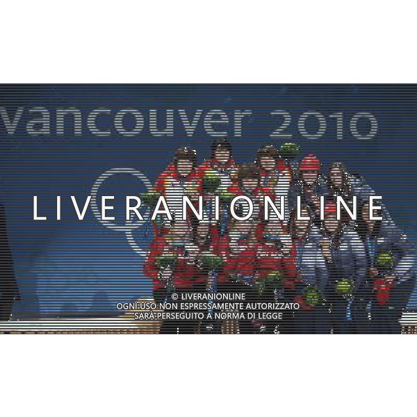(100225) -- VANCOUVER, Feb. 25, 2010 () -- Medalists pose for photos on the podium during the awarding ceremony for the women\'s 3000m relay of short track speed skating at the 2010 Winter Olympic Games in Vancouver, Canada, Feb. 25, 2010. China won the gold medal. (/Han Yan) /Agenzia Aldo Liverani Sas - ITALY ONLY - CANADA: 21mi GIOCHI OLIMPICI INVERNALI OLIMPIADI DI VANCOUVER 2010