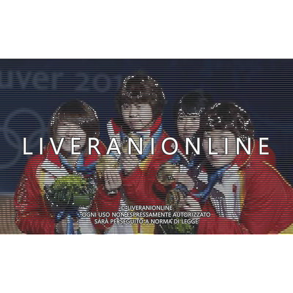(100225) -- VANCOUVER, Feb. 25, 2010 () -- China\'s Sun Linlin, Wang Meng, Zhang Hui and Zhou Yang (L-R) pose for a photo after the awarding ceremony for the women\'s 3000m relay of short track speed skating at the 2010 Winter Olympic Games in Vancouver, Canada, Feb. 25, 2010. China won the gold medal. (/Han Yan) /Agenzia Aldo Liverani Sas - ITALY ONLY - CANADA: 21mi GIOCHI OLIMPICI INVERNALI OLIMPIADI DI VANCOUVER 2010
