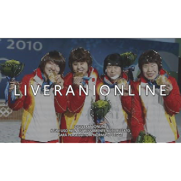 (100225) -- VANCOUVER, Feb. 25, 2010 () -- China\'s Sun Linlin, Wang Meng, Zhang Hui and Zhou Yang (L-R) pose for a photo after the awarding ceremony for the women\'s 3000m relay of short track speed skating at the 2010 Winter Olympic Games in Vancouver, Canada, Feb. 25, 2010. China won the gold medal. (/Han Yan) /Agenzia Aldo Liverani Sas - ITALY ONLY - CANADA: 21mi GIOCHI OLIMPICI INVERNALI OLIMPIADI DI VANCOUVER 2010