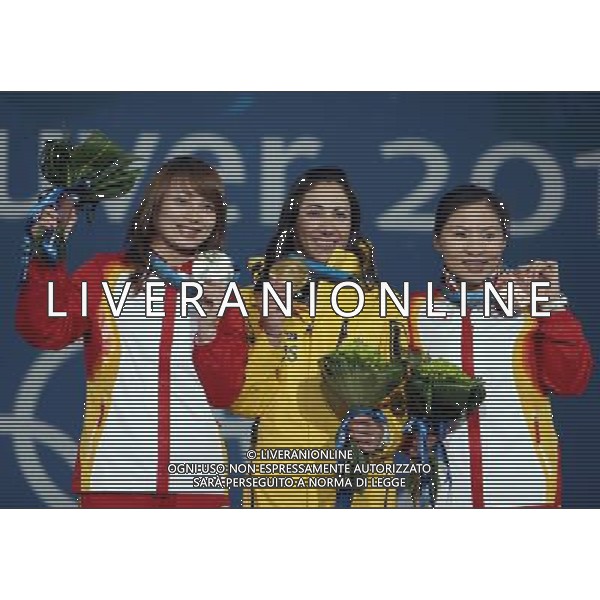 (100225) -- VANCOUVER, Feb. 25, 2010 () -- Australia\'s Lydia Lassila (C), China\'s Li Nina (L) and Guo Xinxin pose for a photo on the podium during the awarding ceremony for the women\'s aerials final of freestyle skiing at the 2010 Winter Olympic Games in Vancouver, Canada, Feb. 25, 2010. (/Han Yan) /Agenzia Aldo Liverani Sas - ITALY ONLY - CANADA: 21mi GIOCHI OLIMPICI INVERNALI OLIMPIADI DI VANCOUVER 2010
