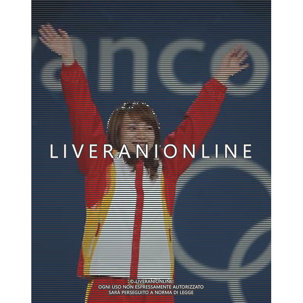 (100225) -- VANCOUVER, Feb. 25, 2010 () -- China\'s Li Nina reacts on the podium during the awarding ceremony for the women\'s aerials final of freestyle skiing at the 2010 Winter Olympic Games in Vancouver, Canada, Feb. 25, 2010. Guo Xinxin won the bronze medal. (/Han Yan) /Agenzia Aldo Liverani Sas - ITALY ONLY - CANADA: 21mi GIOCHI OLIMPICI INVERNALI OLIMPIADI DI VANCOUVER 2010
