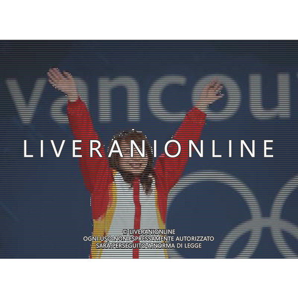 (100225) -- VANCOUVER, Feb. 25, 2010 () -- China\'s Li Nina greets the audience on the podium during the awarding ceremony for the women\'s aerials final of freestyle skiing at the 2010 Winter Olympic Games in Vancouver, Canada, Feb. 25, 2010. Guo Xinxin won the bronze medal. (/Han Yan) /Agenzia Aldo Liverani Sas - ITALY ONLY - CANADA: 21mi GIOCHI OLIMPICI INVERNALI OLIMPIADI DI VANCOUVER 2010