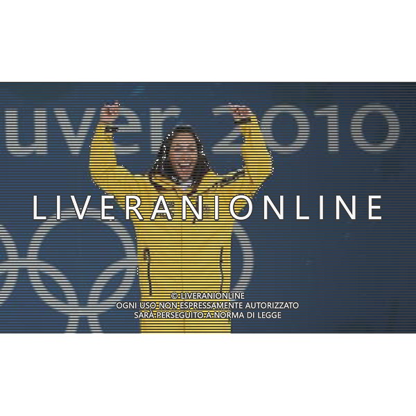 (100225) -- VANCOUVER, Feb. 25, 2010 () -- Australia\'s Lydia Lassila celebrates on the podium during the awarding ceremony for the women\'s aerials final of freestyle skiing at the 2010 Winter Olympic Games in Vancouver, Canada, Feb. 25, 2010. Lydia Lassila won the gold medal. (/Han Yan) /Agenzia Aldo Liverani Sas - ITALY ONLY - CANADA: 21mi GIOCHI OLIMPICI INVERNALI OLIMPIADI DI VANCOUVER 2010