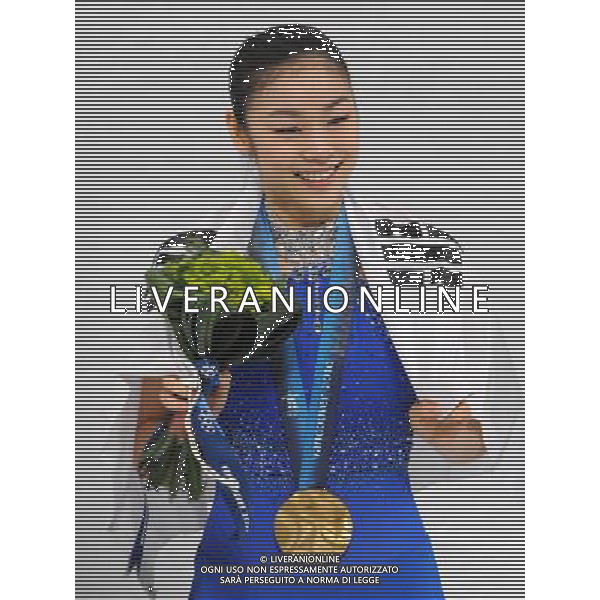(100225) -- VANCOUVER, Feb. 25, 2010 () -- South Korea\'s Kim Yu-Na reacts after the awarding ceremony for the women\'s figure skating at the 2010 Winter Olympic Games in Vancouver , Canada, Feb. 25, 2010. Kim Yu-Na claimed the title with a total point of 228.56. (/Yang Lei) /Agenzia Aldo Liverani Sas - ITALY ONLY - CANADA: 21mi GIOCHI OLIMPICI INVERNALI OLIMPIADI DI VANCOUVER 2010