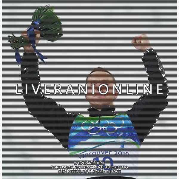 (100225) -- VANCOUVER, Feb. 25, 2010 () -- Alexei Grishin of Belarus celebrates on the podium during the flower ceremony for the men\'s aerials final of Freestyle Skiing at the 2010 Winter Olympic Games in Cypress Mountain, Canada, Feb. 25, 2010. Alexei Grishin claimed the title of the event with 248.41 points. (/Xu Jiajun) /Agenzia Aldo Liverani Sas - ITALY ONLY - CANADA: 21mi GIOCHI OLIMPICI INVERNALI OLIMPIADI DI VANCOUVER 2010