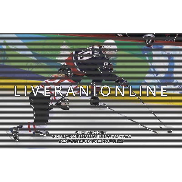 (100225) -- VANCOUVER, Feb. 25, 2010 () -- Canada\'s Haley Irwin (L) vies with Gigi Marvin of the United States during the women\'s Gold Medal Hockey game at the 2010 Winter Olympic Games in Vancouver, Canada, Feb. 25, 2010. Canada\'s team claimed the title of the event after winning the match 2-0. (/Wu Wei) /Agenzia Aldo Liverani Sas - ITALY ONLY - CANADA: 21mi GIOCHI OLIMPICI INVERNALI OLIMPIADI DI VANCOUVER 2010