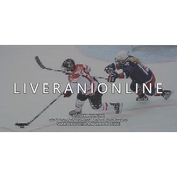 (100225) -- VANCOUVER, Feb. 25, 2010 () -- Canada\'s Catherine Ward (L) vies with Kelli Stack of the United States during the women\'s Gold Medal Hockey game at the 2010 Winter Olympic Games in Vancouver, Canada, Feb. 25, 2010. Canada\'s team claimed the title of the event after winning the match 2-0. (/Wu Wei) /Agenzia Aldo Liverani Sas - ITALY ONLY - CANADA: 21mi GIOCHI OLIMPICI INVERNALI OLIMPIADI DI VANCOUVER 2010