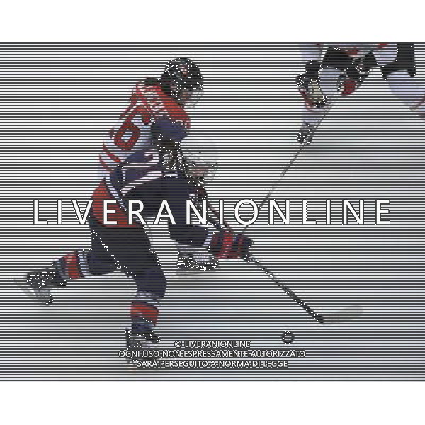 (100225) -- VANCOUVER, Feb. 25, 2010 () -- Canada\'s Sarah Vaillancourt (above) vies for the puck against Hilary Knight of the United States during the women\'s Gold Medal Hockey game at the 2010 Winter Olympic Games in Vancouver, Canada, Feb. 25, 2010. Canada\'s team claimed the title of the event after winning the match 2-0. (/Wu Wei) /Agenzia Aldo Liverani Sas - ITALY ONLY - CANADA: 21mi GIOCHI OLIMPICI INVERNALI OLIMPIADI DI VANCOUVER 2010