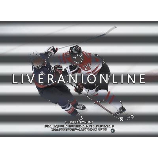 (100225) -- VANCOUVER, Feb. 25, 2010 () -- Canada\'s Marie-Philip Poulin (R) vies against Caitlin Cahow of the United States during the women\'s Gold Medal Hockey game at the 2010 Winter Olympic Games in Vancouver, Canada, Feb. 25, 2010. Canada\'s team claimed the title of the event after winning the match 2-0. (/Wu Wei) /Agenzia Aldo Liverani Sas - ITALY ONLY - CANADA: 21mi GIOCHI OLIMPICI INVERNALI OLIMPIADI DI VANCOUVER 2010