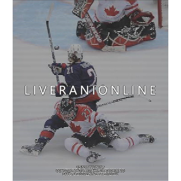 (100225) -- VANCOUVER, Feb. 25, 2010 () -- Canada\'s Gina Kingsbury (front) vies with Hilary Knight of the United States during the women\'s Gold Medal Hockey game at the 2010 Winter Olympic Games in Vancouver, Canada, Feb. 25, 2010. Canada\'s team claimed the title of the event after winning the match 2-0. (/Wu Wei) /Agenzia Aldo Liverani Sas - ITALY ONLY - CANADA: 21mi GIOCHI OLIMPICI INVERNALI OLIMPIADI DI VANCOUVER 2010