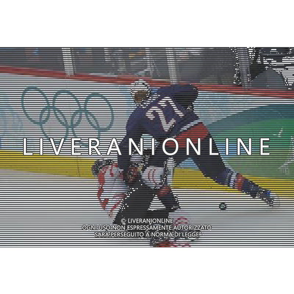 (100225) -- VANCOUVER, Feb. 25, 2010 () -- Canada\'s Tessa Bonhomme (L) vies against Jinelle Zaugg-Siergiej of the United States during the women\'s Gold Medal Hockey game at the 2010 Winter Olympic Games in Vancouver, Canada, Feb. 25, 2010. Canada\'s team claimed the title of the event after winning the match 2-0. (/Wu Wei) /Agenzia Aldo Liverani Sas - ITALY ONLY - CANADA: 21mi GIOCHI OLIMPICI INVERNALI OLIMPIADI DI VANCOUVER 2010