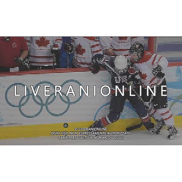 (100225) -- VANCOUVER, Feb. 25, 2010 () -- Canada\'s Cherie Piper (R) vies against Lisa Chesson of the United States during the women\'s Gold Medal Hockey game at the 2010 Winter Olympic Games in Vancouver, Canada, Feb. 25, 2010. Canada\'s team claimed the title of the event after winning the match 2-0. (/Wu Wei) /Agenzia Aldo Liverani Sas - ITALY ONLY - CANADA: 21mi GIOCHI OLIMPICI INVERNALI OLIMPIADI DI VANCOUVER 2010
