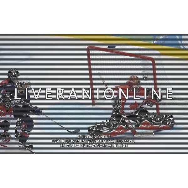 (100225) -- VANCOUVER, Feb. 25, 2010 () -- Canada\'s goalie Shannon Szabados (R) stops a shot during the women\'s Gold Medal Hockey game at the 2010 Winter Olympic Games in Vancouver, Canada, Feb. 25, 2010. Canada\'s team claimed the title of the event after winning the match 2-0. (/Wu Wei) /Agenzia Aldo Liverani Sas - ITALY ONLY - CANADA: 21mi GIOCHI OLIMPICI INVERNALI OLIMPIADI DI VANCOUVER 2010