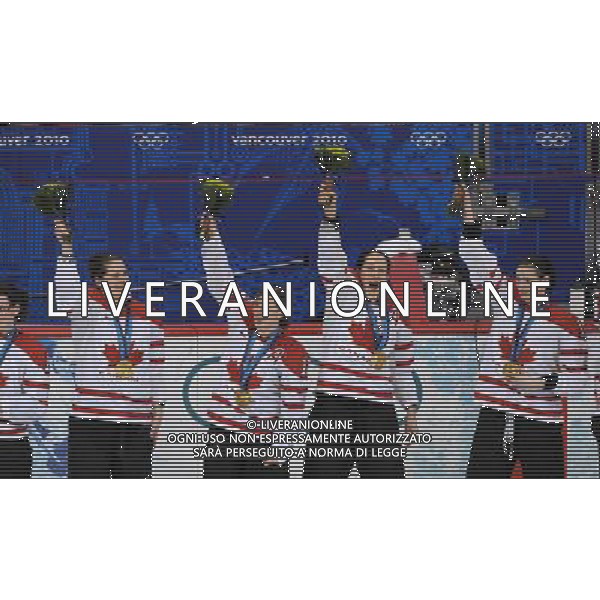 (100225) -- VANCOUVER, Feb. 25, 2010 () -- Players of Canada celebrate after the awarding ceremony for the women\'s Gold Medal Hockey game at the 2010 Winter Olympic Games in Vancouver, Canada, Feb. 25, 2010. Canada\'s team claimed the title of the event after winning the match 2-0. (/Wu Wei) /Agenzia Aldo Liverani Sas - ITALY ONLY - CANADA: 21mi GIOCHI OLIMPICI INVERNALI OLIMPIADI DI VANCOUVER 2010