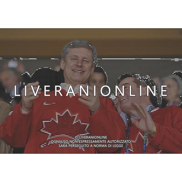 (100225) -- VANCOUVER, Feb. 25, 2010 () -- Stephen Harper (L), Prime Minister of Canada reacts during the women\'s Gold Medal Hockey game at the 2010 Winter Olympic Games in Vancouver, Canada, Feb. 25, 2010. Canada\'s team claimed the title of the event after winning the match 2-0. (/Wu Wei) /Agenzia Aldo Liverani Sas - ITALY ONLY - CANADA: 21mi GIOCHI OLIMPICI INVERNALI OLIMPIADI DI VANCOUVER 2010