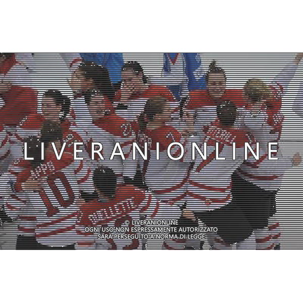 (100225) -- VANCOUVER, Feb. 25, 2010 () -- Players of Canada celebrate after the women\'s Gold Medal Hockey game at the 2010 Winter Olympic Games in Vancouver, Canada, Feb. 25, 2010. Canada\'s team claimed the title of the event after winning the match 2-0. (/Wu Wei) /Agenzia Aldo Liverani Sas - ITALY ONLY - CANADA: 21mi GIOCHI OLIMPICI INVERNALI OLIMPIADI DI VANCOUVER 2010