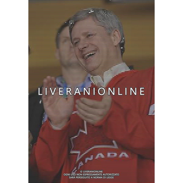 (100225) -- VANCOUVER, Feb. 25, 2010 () -- Stephen Harper, Prime Minister of Canada reacts during the women\'s Gold Medal Hockey game at the 2010 Winter Olympic Games in Vancouver, Canada, Feb. 25, 2010. Canada\'s team claimed the title of the event after winning the match 2-0. (/Wu Wei) /Agenzia Aldo Liverani Sas - ITALY ONLY - CANADA: 21mi GIOCHI OLIMPICI INVERNALI OLIMPIADI DI VANCOUVER 2010