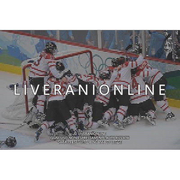 (100225) -- VANCOUVER, Feb. 25, 2010 () -- Players of Canada celebrate after the women\'s Gold Medal Hockey game at the 2010 Winter Olympic Games in Vancouver, Canada, Feb. 25, 2010. Canada\'s team claimed the title of the event after winning the match 2-0. (/Wu Wei) /Agenzia Aldo Liverani Sas - ITALY ONLY - CANADA: 21mi GIOCHI OLIMPICI INVERNALI OLIMPIADI DI VANCOUVER 2010