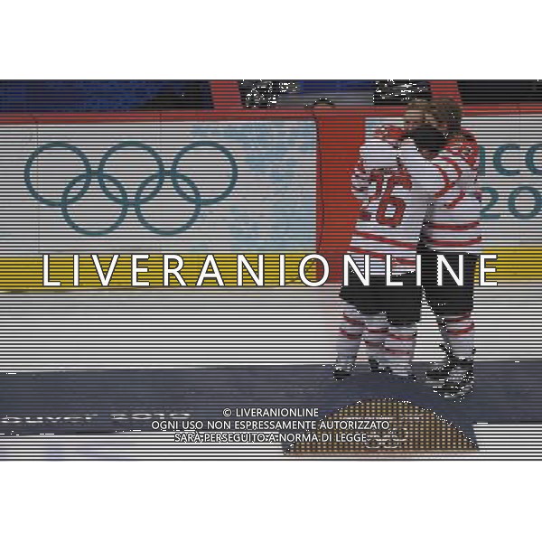 (100225) -- VANCOUVER, Feb. 25, 2010 () -- Players of Canada celebrate after the women\'s Gold Medal Hockey game at the 2010 Winter Olympic Games in Vancouver, Canada, Feb. 25, 2010. Canada\'s team claimed the title of the event after winning the match 2-0. (/Wu Wei) /Agenzia Aldo Liverani Sas - ITALY ONLY - CANADA: 21mi GIOCHI OLIMPICI INVERNALI OLIMPIADI DI VANCOUVER 2010