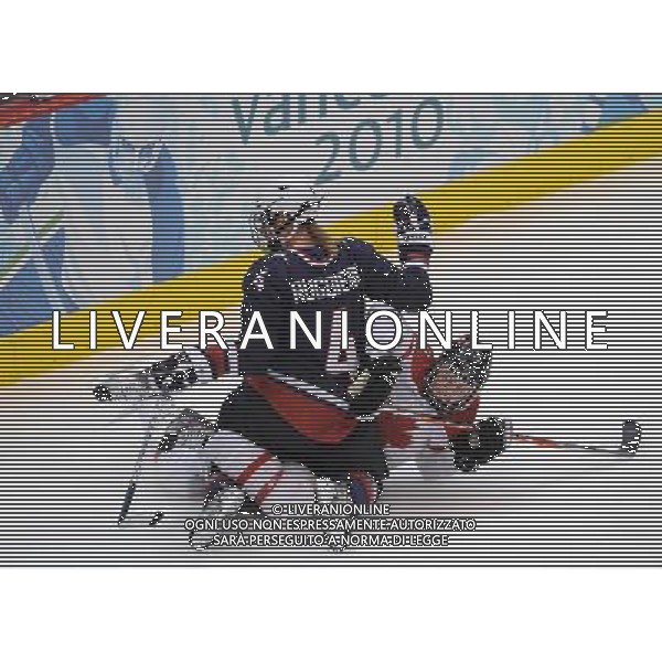 (100225) -- VANCOUVER, Feb. 25, 2010 () -- Canada\'s Gillian Apps (R) crushes into Angela Ruggiero of the United States during the women\'s Gold Medal Hockey game at the 2010 Winter Olympic Games in Vancouver, Canada, Feb. 25, 2010. Canada\'s team claimed the title of the event after winning the match 2-0. (/Wu Wei) /Agenzia Aldo Liverani Sas - ITALY ONLY - CANADA: 21mi GIOCHI OLIMPICI INVERNALI OLIMPIADI DI VANCOUVER 2010
