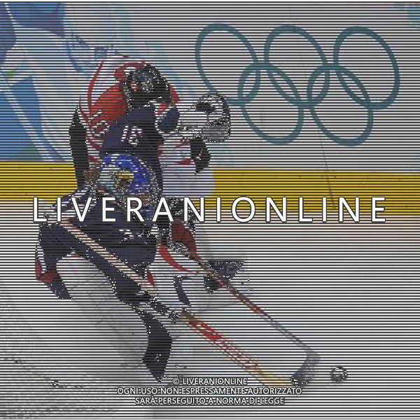 (100225) -- VANCOUVER, Feb. 25, 2010 () -- Jessie Vetter (below), goalie of the United States vies against Canada\'s Gillian Apps during the women\'s Gold Medal Hockey game at the 2010 Winter Olympic Games in Vancouver, Canada, Feb. 25, 2010. Canada\'s team claimed the title of the event after winning the match 2-0. (/Wu Wei) /Agenzia Aldo Liverani Sas - ITALY ONLY - CANADA: 21mi GIOCHI OLIMPICI INVERNALI OLIMPIADI DI VANCOUVER 2010