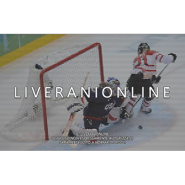 (100225) -- VANCOUVER, Feb. 25, 2010 () -- Jessie Vetter (L) of the United States stops a shoot from Canada\'s Haley Irwin during the women\'s Gold Medal Hockey game at the 2010 Winter Olympic Games in Vancouver, Canada, Feb. 25, 2010. Canada\'s team claimed the title of the event after winning the match 2-0. (/Wu Wei) /Agenzia Aldo Liverani Sas - ITALY ONLY - CANADA: 21mi GIOCHI OLIMPICI INVERNALI OLIMPIADI DI VANCOUVER 2010
