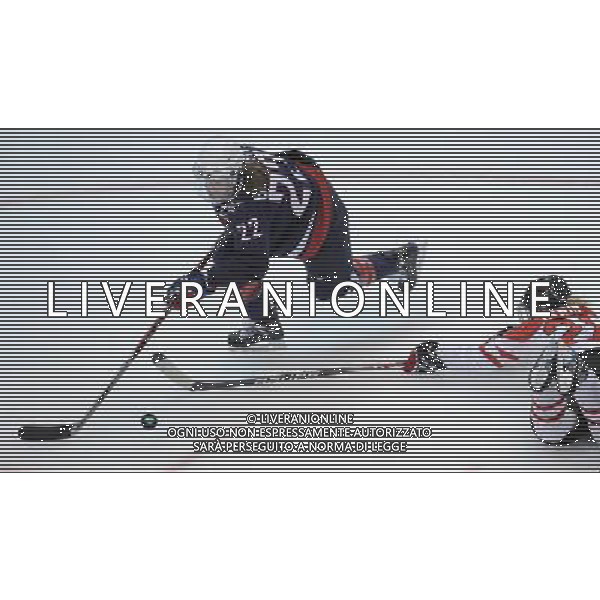 (100225) -- VANCOUVER, Feb. 25, 2010 () -- Kacey Bellamy (L) of the United States vies against Canada\'s Haley Irwin during the women\'s Gold Medal Hockey game at the 2010 Winter Olympic Games in Vancouver, Canada, Feb. 25, 2010. Canada\'s team claimed the title of the event after winning the match 2-0. (/Wu Wei) /Agenzia Aldo Liverani Sas - ITALY ONLY - CANADA: 21mi GIOCHI OLIMPICI INVERNALI OLIMPIADI DI VANCOUVER 2010