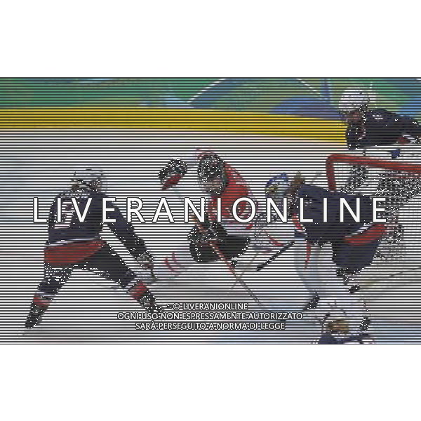 (100225) -- VANCOUVER, Feb. 25, 2010 () -- Canada\'s Gillian Apps (2nd L) fights for a shot against the United States during the women\'s Gold Medal Hockey game at the 2010 Winter Olympic Games in Vancouver, Canada, Feb. 25, 2010. Canada\'s team claimed the title of the event after winning the match 2-0. (/Wu Wei) /Agenzia Aldo Liverani Sas - ITALY ONLY - CANADA: 21mi GIOCHI OLIMPICI INVERNALI OLIMPIADI DI VANCOUVER 2010